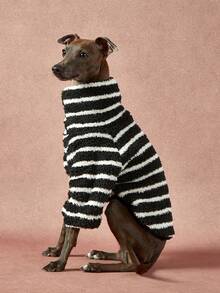 1件宠物秋冬双面毛绒弹力舒适保暖面料高领时尚复古黑白条纹狗狗连帽衫