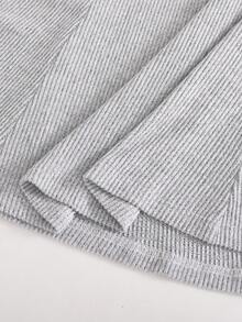 Váy dài tay thu đông cho bé gái tuổi teen được làm từ vải dệt kim gân mềm mại, thân thiện với làn da. Váy có thiết kế cổ Peter Pan màu trắng cổ điển, kết hợp với nơ lớn trang trí cầu kỳ ở ngực. - Xám - Xem 7