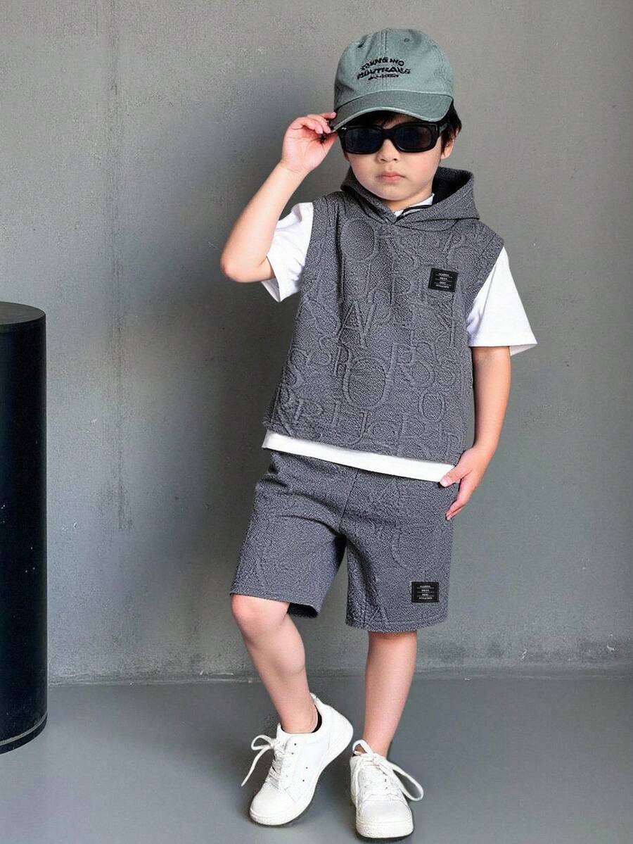 SHEIN Streecool Kids Bộ trang phục mùa hè 2 món cho bé trai, bao gồm áo thun tay ngắn có mũ trùm đầu bằng vải dệt kim họa tiết và họa tiết màu tương phản, kết hợp với quần short thể thao chắp vá, phong cách thể thao thích hợp mặc hàng ngày, đi nghỉ, chơi thể thao, đi học, lễ hội - Xám - Xem 1