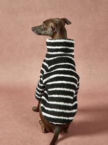 1件宠物秋冬双面毛绒弹力舒适保暖面料高领时尚复古黑白条纹狗狗连帽衫