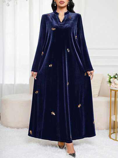 Al Najma Robe élégante en velours avec col en V brodé, avec un charme raffiné