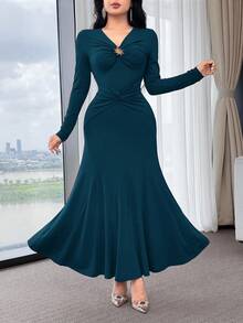 Modelyn 扭结、褶皱、金属装饰、收腰、长袖，优雅舒适的派对礼服 - 水鴨藍 - 查看 2