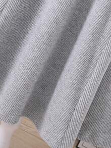 Váy dài tay thu đông cho bé gái tuổi teen được làm từ vải dệt kim gân mềm mại, thân thiện với làn da. Váy có thiết kế cổ Peter Pan màu trắng cổ điển, kết hợp với nơ lớn trang trí cầu kỳ ở ngực. - Xám - Xem 8