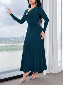 Modelyn 扭结、褶皱、金属装饰、收腰、长袖，优雅舒适的派对礼服 - 水鴨藍 - 查看 4