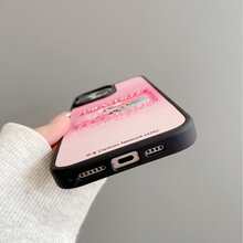 THE POWERPUFF GIRLS X SHEIN 这款飞天小女警二合一手机壳采用TPU+PC材质，具有防震磨砂质感和皮革纹理表面，可防止手汗。精致的爱心印花图案有效保护您的苹果14/15、16/17 Pro Max手机。 - 彩色 - 查看 6