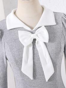 Váy dài tay thu đông cho bé gái tuổi teen được làm từ vải dệt kim gân mềm mại, thân thiện với làn da. Váy có thiết kế cổ Peter Pan màu trắng cổ điển, kết hợp với nơ lớn trang trí cầu kỳ ở ngực. - Xám - Xem 6