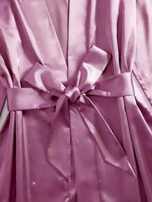 SHEIN Bộ đồ ngủ nữ 5 món, Bộ đồ ngủ ren hoa màu trơn thanh lịch - Áo hai dây cổ chữ V bán trong suốt, Quần lót tam giác, Quần short satin, Áo choàng dài tay có thắt lưng, Đồ ngủ nữ mặc nhà - Màu tím - Xem 4