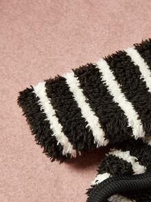 1件宠物秋冬双面毛绒弹力舒适保暖面料高领时尚复古黑白条纹狗狗连帽衫