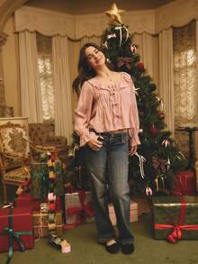 这款少女连衣裙采用柔软透气的面料，非常适合春夏穿着。甜美的荷叶边领口、褶皱细节和系带设计，是休闲外出、上学或周末聚会的理想之选。可爱又舒适，是少女衣橱的必备单品。 - 粉色 - 查看 8