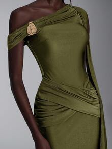 Elitara Elegant Chocolate Brown Knit Asymmetric Half-Exposed Shoulder Mermaid Hem Dress,Handcrafted Pleated Metal Buckle Waist Ruched Gown For Formal Dinner - Olive Green - View 8