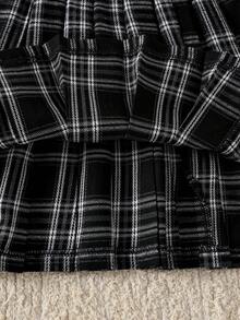 女童格子毛衣搭配黑色蝴蝶结装饰半身裙套装，简约百搭黑色半身裙，适合万圣节、圣诞节、开学季、日常可爱穿着，秋冬季皆宜。