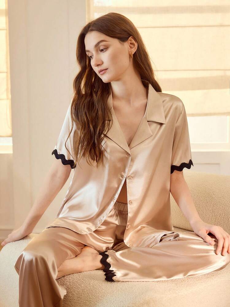 CONJUNTO DE PIJAMA COM CAMISA DE BOTÃO E CALÇA COM FITA DE CONTRASTE EM CETIM