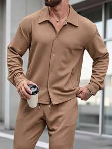 Manfinity CasualCool 男士纯色长袖单排扣衬衫和抽绳腰裤休闲套装，男士休闲两件套，男士两件套休闲西装，男士两件套西装套装，长袖卡其色男士两件套服装，棕色男士套装，适合日常休闲、周末旅行、户外活动、探险旅行、轻松的工作环境或半正式场合，可作为男友/丈夫礼物、周年纪念/生日礼物、派对礼物、圣诞节礼物、新年礼物。 - 棕色 - 查看 1