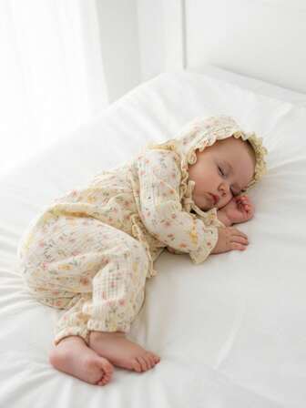 SHEIN Conjunto informal y cómodo de pelele de manga larga con estampado floral naranja pálido y gorro para recién nacidas