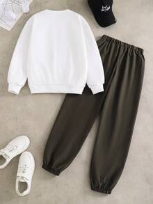 SHEIN 2 件/套青少年男孩时尚白色连帽衫搭配橄榄绿色裤子，是青少年男孩的时尚服装，连帽衫采用绿色图案印花，面料柔软舒适，适合春秋季穿着，适合上学、郊游等。 - 軍綠色 - 查看 2