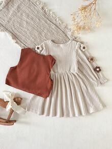 SHEIN 两件套女婴复古套装：圆领长袖针织连衣裙+背心，草莓花刺绣罗纹连衣裙搭配卡其色/棕色灯芯绒短款背心，适合春秋季休闲穿着 - 杏色 - 查看 2