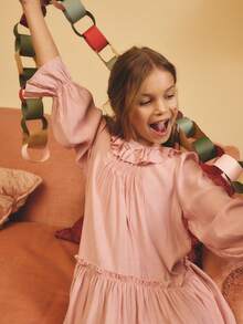 女童粉色荷叶边领长袖连衣裙 – 柔软面料，飘逸层叠下摆，可爱荷叶边袖口，甜美A字廓形，适合日常穿着/派对，柔和的粉彩色调，舒适宽松版型，可爱甜美的设计，专为小小时尚达人打造 - 粉色 - 查看 6