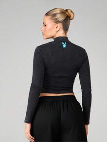 Missguided x Playboy Áo crop top tay dài cổ phễu in họa tiết thỏ có khóa kéo phía trước - màu đen - Xem 2