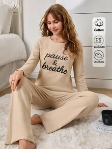 EURMUSE Bộ đồ ngủ 2 món gồm áo chui đầu cổ tròn tay dài thêu chữ và quần dài - Màu be - Xem 5