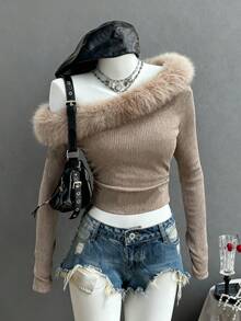 Franclia 女士杏色双色针织纹理罗纹拉绒露肩毛领修身长袖派对T恤上衣，适合冬季圣诞节、新年、感恩节派对、海滩、毕业典礼等场合，尽显优雅奢华时尚，是毕业季的理想之选。也可作为时尚休闲通勤装、商务办公装、百搭时尚日常休闲装以及都市教师职业装。 - 卡其色 - 查看 3