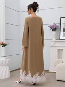 Al Najma 优雅圆领喇叭袖撞色蕾丝长款阿巴雅连衣裙 - 卡其色 - 查看 2