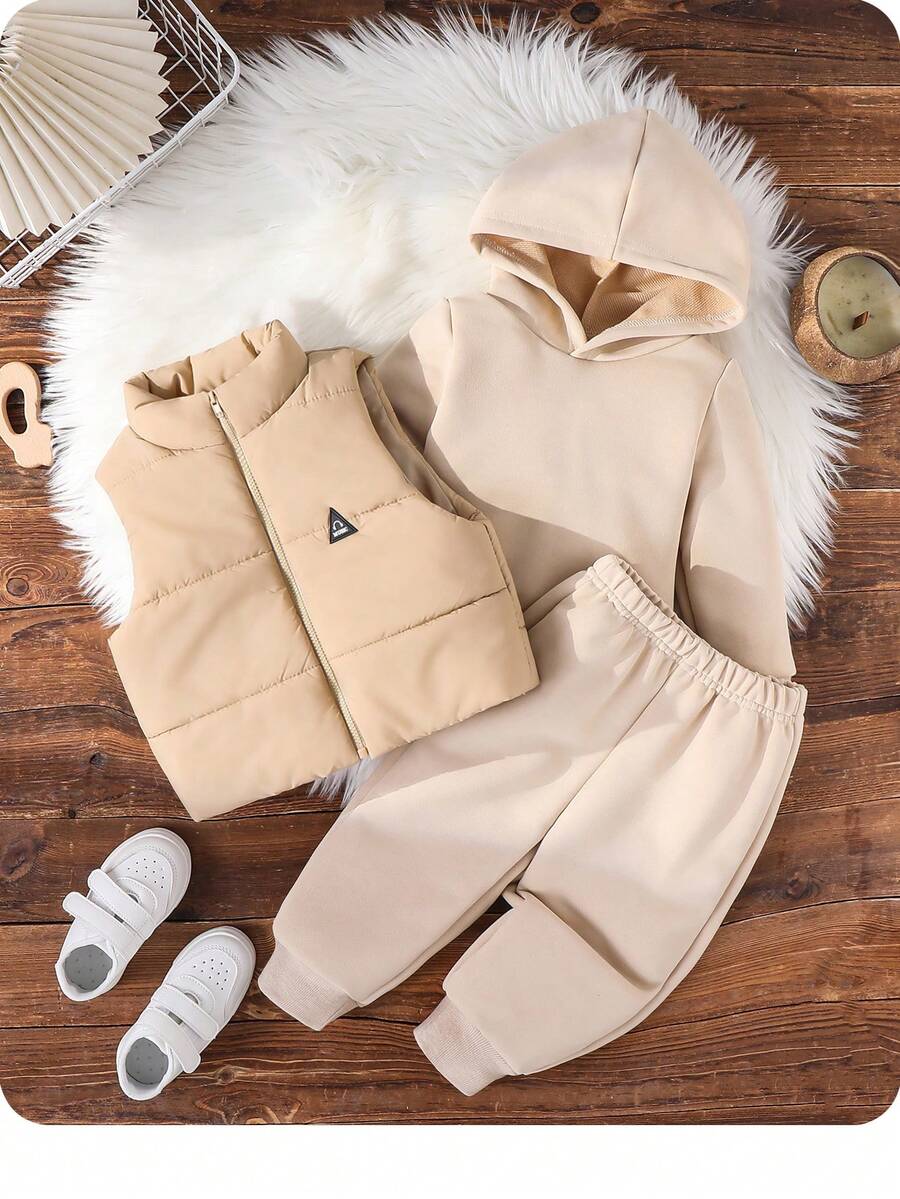 SHEIN 三件套男/女婴服装：柔软抓绒连帽卫衣、百搭纯色长裤、带贴片的加厚背心、厚外套，适合休闲穿着、户外活动、雪地玩耍以及秋冬季节。 - 卡其色 - 查看 1