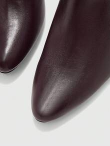 CUCCOO BIZCHIC 1双深棕色真皮高筒靴，优雅复古风格，高筒设计修饰腿型，粗跟兼具美观与稳定性，适合职业女性通勤或正式场合穿着。 - 咖啡棕 - 查看 4