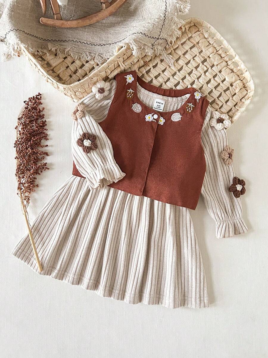 SHEIN 两件套女婴复古套装：圆领长袖针织连衣裙+背心，草莓花刺绣罗纹连衣裙搭配卡其色/棕色灯芯绒短款背心，适合春秋季休闲穿着 - 杏色 - 查看 1