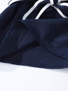 少女T恤套装，黑色背心搭配白色滚边，腰部配有腰带，下身搭配短裤，简约通勤风，适合夏季穿着。 - 藏蓝色 - 查看 6