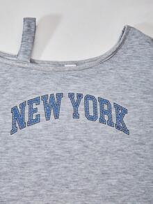 SHEIN ChillGRL 2 件套青少年女孩宽松休闲肩带印花运动衫和浅蓝色牛仔裤套装，适合日常通勤、休闲街头风格、聚会、春夏季