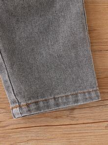 SHEIN 男婴保暖白色立领卫衣搭配阔腿牛仔裤套装（2件套），舒适百搭，时尚有型，可爱字母刺绣，简约风格，适合室内、室外、日常穿着、运动、玩耍、派对、拍照、度假、返校、运动服、街头风、慢跑、万圣节等场合。 - 卡其色 - 查看 4