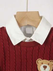 男童两件套服装，酒红色针织圆领毛衣，左胸饰有小熊头图案，搭配卡其色长裤，适合通勤、上学、日常休闲穿着，春夏皆宜。 - 酒紅色 - 查看 5