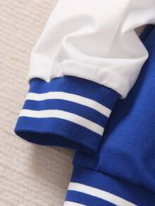 SHEIN 2 件套年轻男孩学院风套装，黑色针织毛衣，白色袖子，大写字母“A”印花，配套印花运动裤，罗纹领口、袖口和下摆，松紧腰身，舒适休闲运动风格，适合春秋季日常穿着、上学、旅行