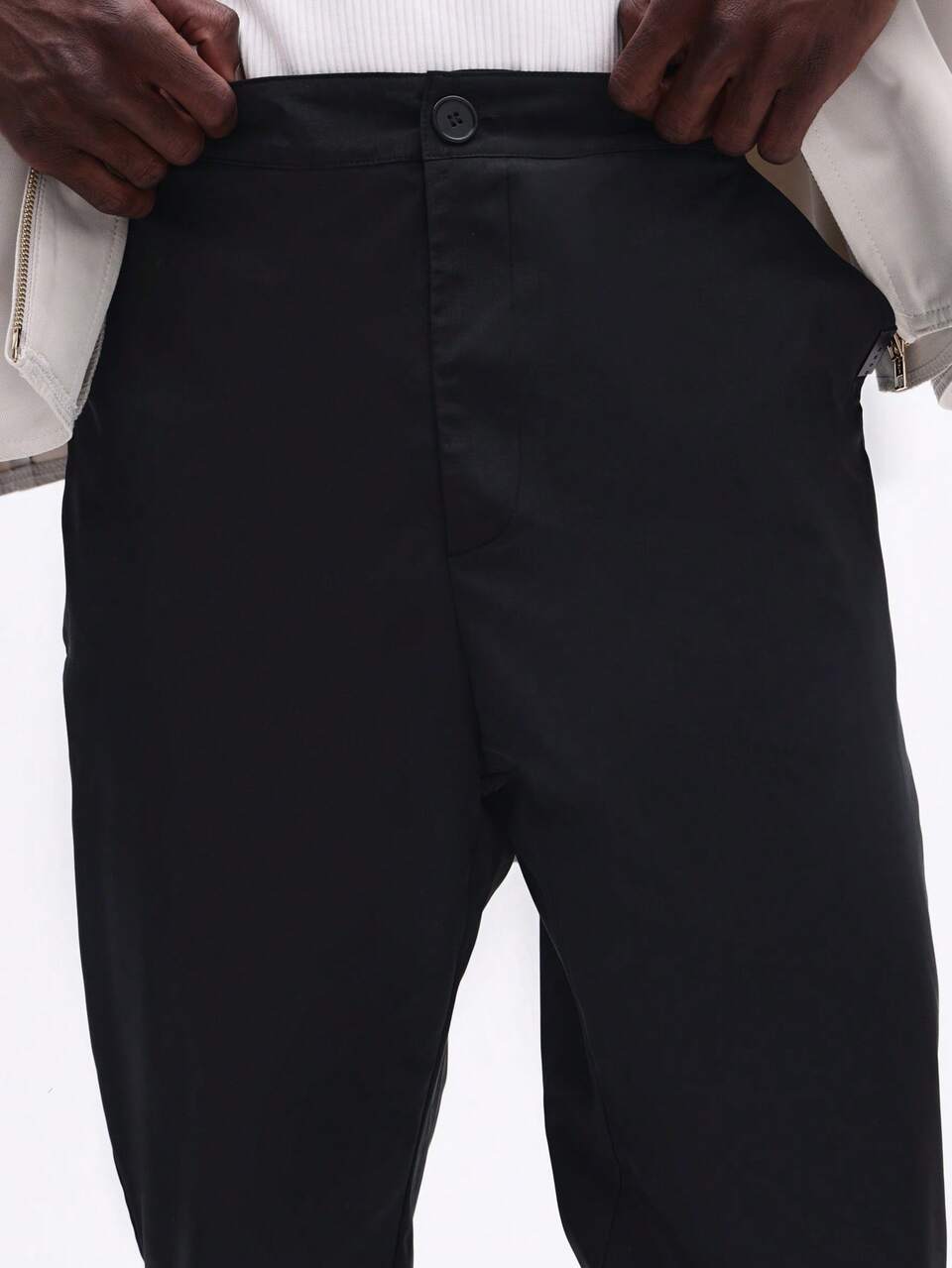 Schmal geschnittene Nylonhose mit geradem Bein