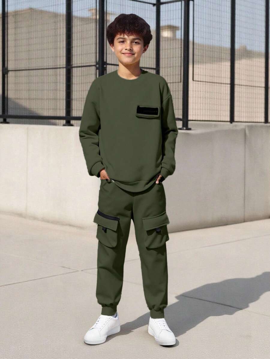 SHEIN Vacaura Bộ 2 món áo hoodie nỉ dáng rộng màu trơn hở vai phong cách đường phố giản dị cho bé trai tuổi mới lớn và quần túi hộp, mùa thu/đông - xanh quân đội - Xem 1