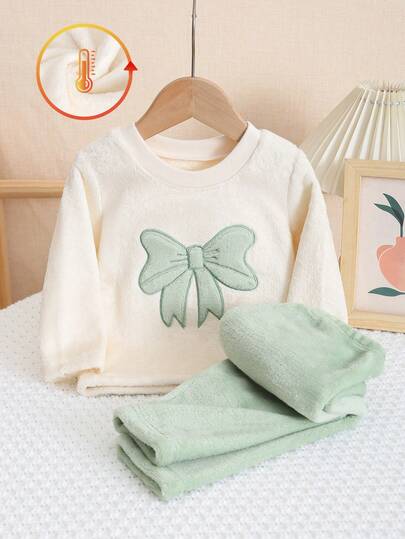 SHEIN 2 piezas Conjunto de pijama de niña bebé con blusa de manga larga blanca esponjosa con bordado de moño rosa y pantalón a cuadros rosas, abrigado para otoño/invierno. Conjunto de ropa de invierno esencial y dulce para bebé niña, ideal para vacaciones de otoño e invierno en el hogar.