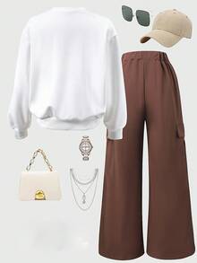 SHEIN ChillGRL Tween Girl 2 件套：标语印花字母白色圆领运动衫和时尚卡其色工装裤，休闲街头风格