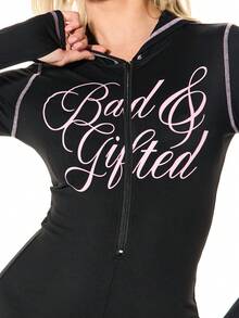 SUMWON WOMEN 圣诞连帽拉链印花连体衣长袖连身裤，饰有“坏”和“礼物”印花，撞色滚边细节家居服 - 黑色 - 查看 4