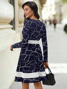 SHEIN Clasi Váy dài tay chữ A họa tiết hình học, váy màu đen tương phản, váy thu đông nữ - Xanh và trắng - Xem 2