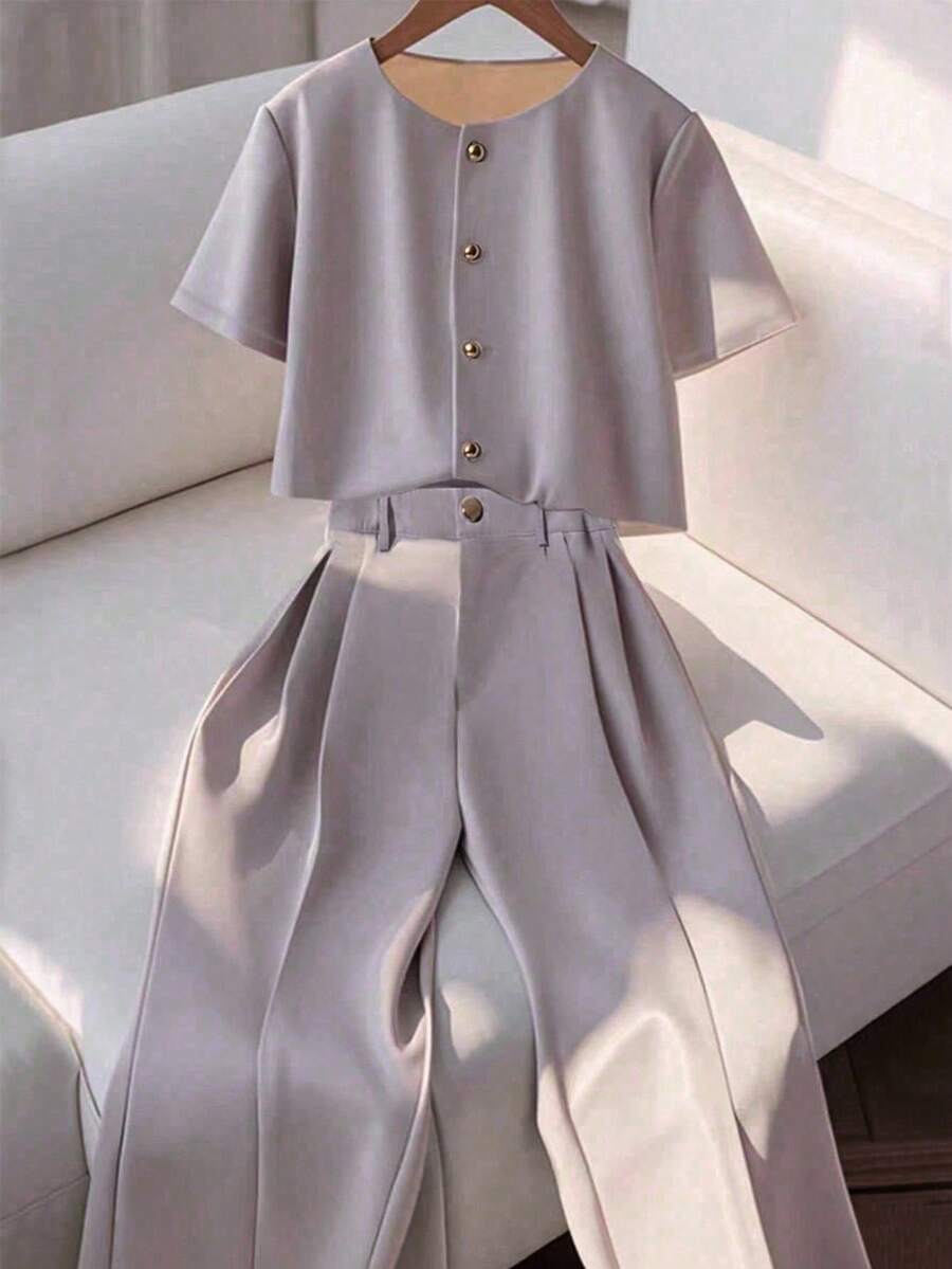 SHEIN PETITE 2件套女士时尚优质圆领短袖衬衫配纽扣休闲裤套装 - 灰色 - 查看 1