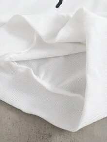 SHEIN Coolqubz 两件套时尚白色连帽衫搭配橄榄绿裤子，青少年男孩时尚穿搭。连帽衫采用绿色图案印花，面料柔软舒适，适合春秋季节，百搭校园休闲装 - 白色 - 查看 8