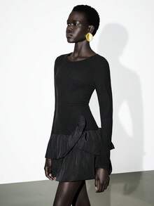 Lumivelle 2025秋季新款T台暗黑系女士褶皱下摆长袖针织连衣裙，采用弹性收腰设计，圆领，层叠荷叶边拼接迷你连衣裙，不对称下摆修身性感连衣裙 - 黑色 - 查看 4