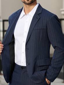 Manfinity Bizformal 男士商务休闲单排扣西装套装，包含外套和裤子，翻领设计更添时尚感和层次感，适合日常通勤、商务场合、派对和宴会穿着。这套西装是男士衣橱中不可或缺的百搭单品，也是送给男友或丈夫的绝佳礼物，尽显老派绅士风范。 - 藍色 - 查看 6