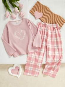 Conjunto de blusa e calça xadrez com estampa de corações, gola redonda e mangas compridas.