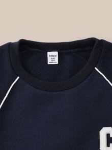 SHEIN ChillGRL 青少年女孩两件套：海军蓝圆领运动衫，带刺绣字母贴片，搭配运动裤，具有休闲街头风格，专为秋冬季设计，适合学校、派对、运动、郊游等场合。 - 藏蓝色 - 查看 5