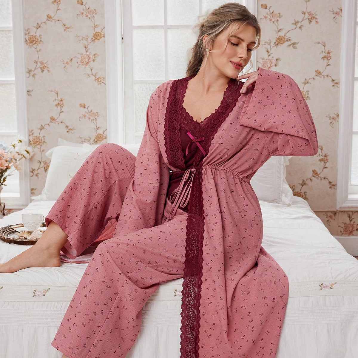Piezas Conjunto de pijama talla grande: Chaqueta con estampado floral de encaje, Camiseta de tirantes con lazo, y Pantalones con estampado romántico.