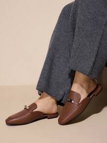 CUCCOO CURVES 女式宽版方头平底低跟一脚蹬穆勒鞋，舒适百搭棕色加大码女士平底休闲通勤鞋 - 棕色 - 查看 5