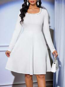 SHEIN Lady فستان أنيق قصير بأكمام طويلة مزين بخرز اللؤلؤ الاصطناعي للنساء باللون الأبيض