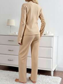 EURMUSE Bộ đồ ngủ 2 món gồm áo chui đầu cổ tròn tay dài thêu chữ và quần dài - Màu be - Xem 2