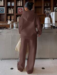 SHEIN EZwear 棕色女士字母印花连帽衫和运动裤针织运动套装，秋冬季，街头服饰，秋季，女士秋季服装，女士冬季两件套家居服套装，棕色女士家居服套装，女士家居服套装，女士早餐装 - 棕色 - 查看 2